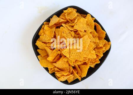 la pastille de tortilla est des chips de maïs ou des nachos, servis dans un bol, sur fond noir à base de maïs Banque D'Images