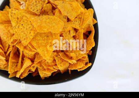 la pastille de tortilla est des chips de maïs ou des nachos, servis dans un bol, sur fond noir à base de maïs Banque D'Images