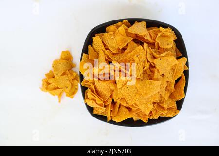 la pastille de tortilla est des chips de maïs ou des nachos, servis dans un bol, sur fond noir à base de maïs Banque D'Images