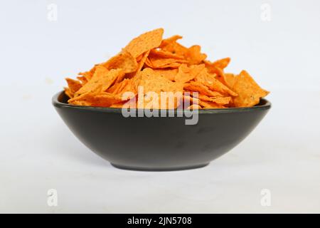 la pastille de tortilla est des chips de maïs ou des nachos, servis dans un bol, sur fond noir à base de maïs Banque D'Images