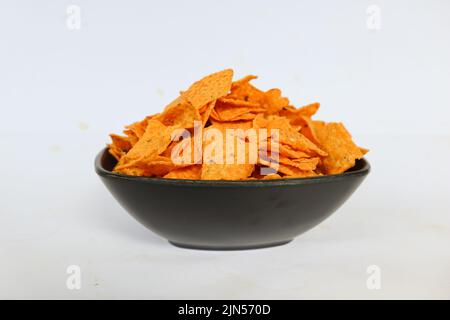 la pastille de tortilla est des chips de maïs ou des nachos, servis dans un bol, sur fond noir à base de maïs Banque D'Images