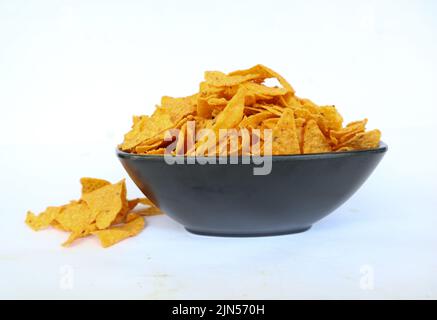 la pastille de tortilla est des chips de maïs ou des nachos, servis dans un bol, sur fond noir à base de maïs Banque D'Images