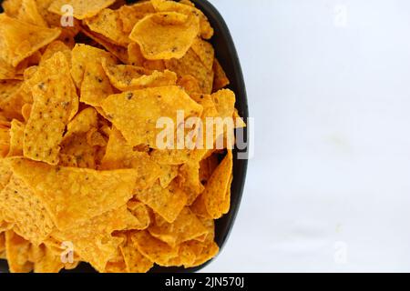 la pastille de tortilla est des chips de maïs ou des nachos, servis dans un bol, sur fond noir à base de maïs Banque D'Images