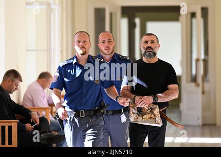 Prague, République tchèque. 09th août 2022. L'arménien Norajr Caturjan, à droite, arrive au tribunal municipal de Prague, en République tchèque, sur 9 août 2022. Le tribunal traite de l'affaire Caturjan, inculpée de fusillade sur deux hommes devant le centre commercial de Prague-Zlicin en 2016, en blessant l'un d'entre eux; Caturjan a reçu 15 ans de fugitif et a demandé un nouveau procès après avoir été détenu. Crédit : Ondrej Deml/CTK photo/Alay Live News Banque D'Images