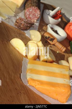 Salami Peppercprn avec cinq fromages anglais en couches dans une cuisine rustique avec éclairage naturel Banque D'Images