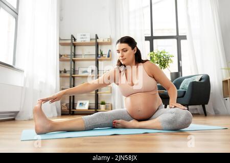 bonne femme enceinte qui fait du sport à la maison Banque D'Images