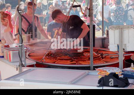 Les gens attendent des saucisses fraîchement cuites pendant le Beach BBQ Festival à Bray, en Irlande Banque D'Images