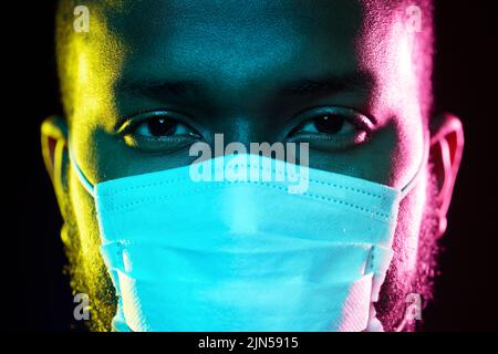 homme afro-américain portant un masque médical Banque D'Images