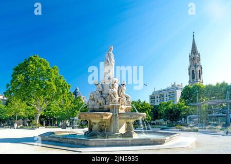 Nîmes, ville du Sud de la France, Gard, Occitanie, fontaine de Pradier et église le jour d'été Banque D'Images