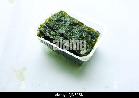 algues nori isolées sur fond blanc. Cuisine japonaise nori. Feuilles d'algues sèches. Banque D'Images