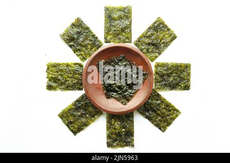 algues nori isolées sur fond blanc. Cuisine japonaise nori. Feuilles d'algues sèches. Banque D'Images