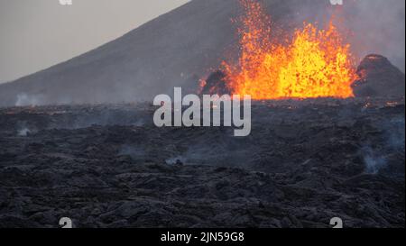 Meradalir, Islande. 08th août 2022. Éruption volcanique dans la vallée du Meradalir, au Mont Fagradalsfjall, dans le sud-ouest de l'Islande, en août 2022. C'est la deuxième éruption du Mont Fagradalsfjall après l'éruption de Geldingadalir en 2021, qui a été la première éruption dans le sud-ouest de l'Islande pendant 800 ans. Credit: Daniel Freyr Jónsson/Alay Live News Banque D'Images