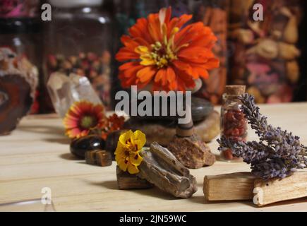 Fleurs et cône d'Encens avec des bâtons de Palo Santo sur l'autel de méditation Banque D'Images