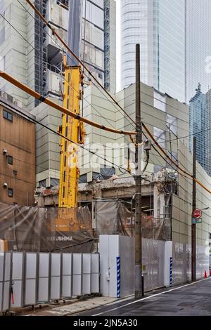 La tour de capsule de Nakagin est en cours de démolition (conçue par Kisho Kurokawa, 1972), juillet 2022; Tokyo, Japon Banque D'Images