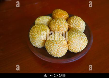 'Onde-onde ou boule de sésame ou Jian Dui est une pâtisserie chinoise frite à base de farine de riz gluante et enrobée de graines de sésame fourrées de pâte de haricots. isol Banque D'Images