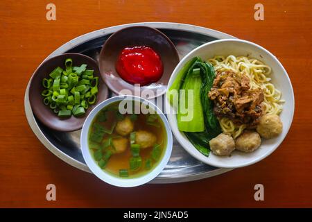 mie ayam ou nouilles le poulet est un aliment traditionnel d'indonésie, en asie, fait de nouilles, de poulet, de bouillon de poulet, d'épinards, parfois avec du meatball. Banque D'Images