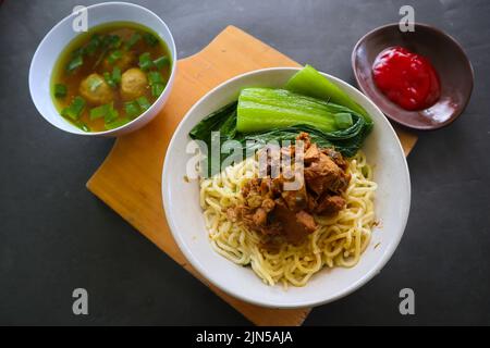 mie ayam ou nouilles le poulet est un aliment traditionnel d'indonésie, en asie, fait de nouilles, de poulet, de bouillon de poulet, d'épinards, parfois avec du meatball. Banque D'Images