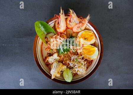 laksa, curry de laksa à base de vermicelles, nouilles, germes de haricots, œufs, chaux tofu, et crevettes avec une sauce à soupe épicée riche en épices. laksa servir Banque D'Images