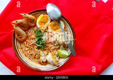 laksa, curry de laksa à base de vermicelles, nouilles, germes de haricots, œufs, chaux tofu, et crevettes avec une sauce à soupe épicée riche en épices. laksa servir Banque D'Images