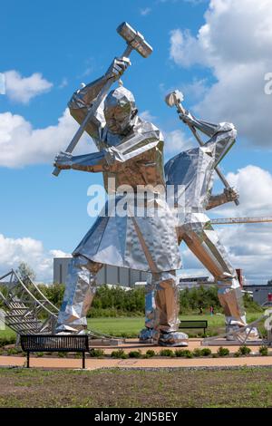 « Les squelettes », sculpture « les constructeurs de navires de Port Glasgow » de John McKenna, le long de la rivière Clyde, dans le parc Coronation, à Port Glasgow, en Écosse Banque D'Images