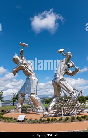 « Les squelettes », sculpture « les constructeurs de navires de Port Glasgow » de John McKenna, le long de la rivière Clyde, dans le parc Coronation, à Port Glasgow, en Écosse Banque D'Images