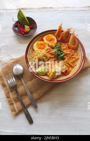 laksa, curry de laksa à base de vermicelles, nouilles, germes de haricots, œufs, chaux tofu, et crevettes avec une sauce à soupe épicée riche en épices. laksa servir Banque D'Images