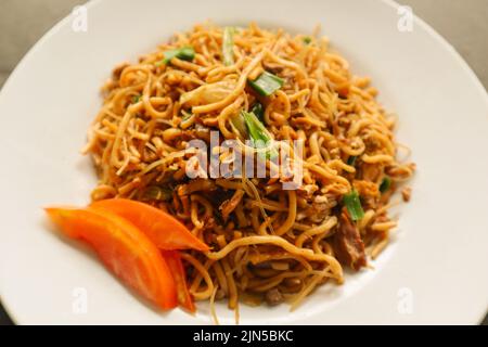 le yakisoba est un mélange traditionnel de nouilles sautées au japon, fait à partir de nouilles, de chou, de légumes et de viande, assaisonnement à la sauce aux huîtres ou à la sauce aux yakisoba Banque D'Images