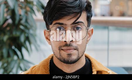 Portrait d'homme tête de photo jeune positif beau sympathique indien gars regardant l'appareil photo sourire réussi confiant barbu homme modèle posant élégant Banque D'Images