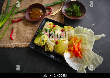 'Les rouleaux de chou farcis viande ou kol gulung, kelem dolmasi, arnaques de chou de sarma, chou farci, golubtsy, feuilles de chou cuites enrobées de viande, Banque D'Images