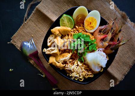 laksa, curry de laksa à base de vermicelles, nouilles, germes de haricots, œufs, chaux tofu, et crevettes avec une sauce à soupe épicée riche en épices. laksa servir Banque D'Images