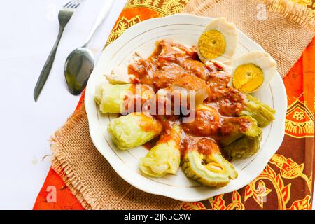 le siomay ou les boulettes est un aliment traditionnel indonésien-chinois à la sauce aux arachides. les boulettes faites de siomay, le tofu, les rouleaux de chou, les pommes de terre, la gourde amère et le pe Banque D'Images