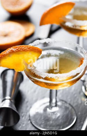 Cocktail de side-car avec un plateau de sucre sur une table en bois Banque D'Images