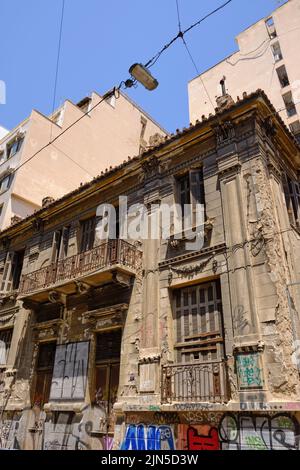 Bâtiment abandonné dans le quartier en mutation rapide de Psyri, dans le centre d'Athènes Banque D'Images