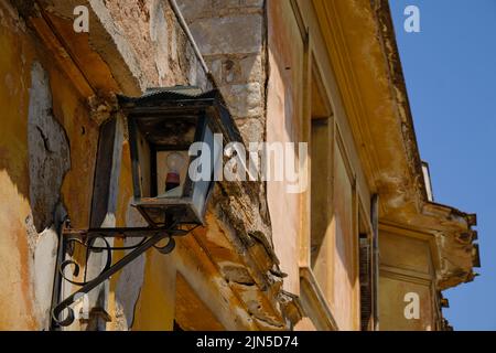 Ancien bâtiment abandonné dans la région de Plaka à Athènes Banque D'Images