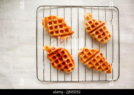 Croissant gaufré ou croffe avec sauce au chocolat servi dans une boîte et fond blanc Banque D'Images