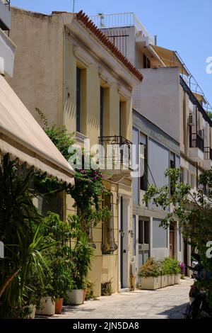 Arrière-rue typique dans le quartier de Plaka à Athènes Banque D'Images