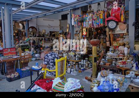 Magasin vendant bric-a-brac dans le centre d'Athènes Banque D'Images