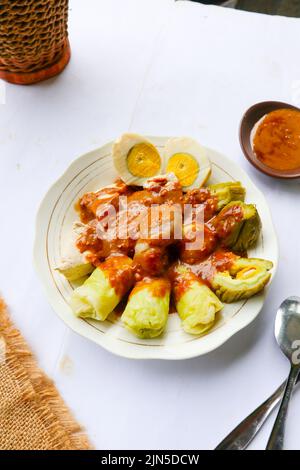 le siomay ou les boulettes est un aliment traditionnel indonésien-chinois à la sauce aux arachides. les boulettes faites de siomay, le tofu, les rouleaux de chou, les pommes de terre, la gourde amère et le pe Banque D'Images