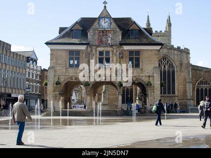 Salle de guilde de Peterborough avec Fontaines Cathedral Square, au printemps. Banque D'Images