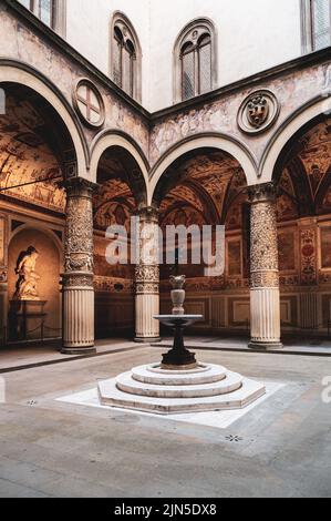 ITALIE, TOSCANE, FLORENCE 2022: La cour du Palazzo Vecchio ( Cortile di Michelozzo ) photographiée dans la lumière du matin Banque D'Images