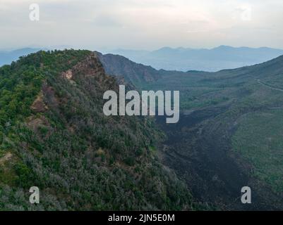 Italie volcan Vésuve vu de dessus. Le Vésuve est un somma-situé sur le golfe de Naples en Campanie, Italie. Banque D'Images