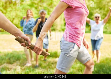 Passer les mains et prendre le bâton dans la course à l'épreuve d'équipe en plein air Banque D'Images