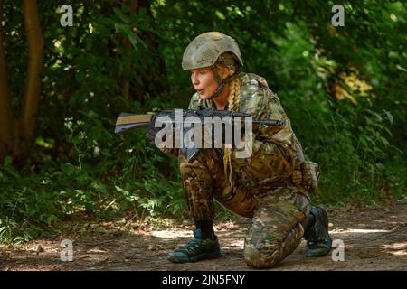 Femme Militaire Caucasienne En Équipement Tactique Posant Pour Une