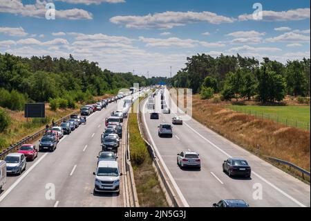Une voie d'urgence exemplaire s'est formée après un accident sur une autoroute allemande Banque D'Images