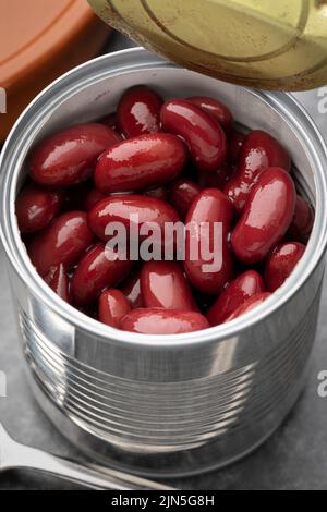 Boîte ouverte contenant des haricots rouges conservés isolés sur fond blanc Banque D'Images