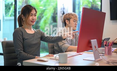 Femmes professionnelles programmateurs de codage travaillant sur le projet de site Web dans le bureau d'entreprise Banque D'Images