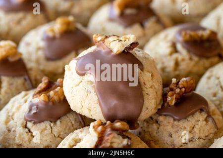 Biscuits aux noix. Petits gâteaux aux noix de chocolat frais dans un plateau Banque D'Images