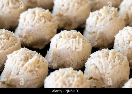 Biscuits sucrés. Petits gâteaux fraîchement cuits dans un plateau gros plan Banque D'Images