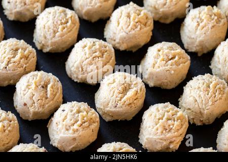 Biscuits sucrés. Petits gâteaux fraîchement cuits dans un plateau gros plan Banque D'Images