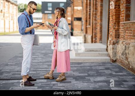 Les jeunes vêtements taille basse se traînent près du bureau à l'extérieur Banque D'Images